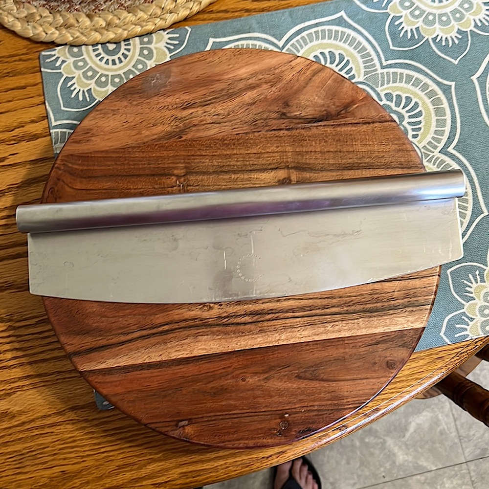 Curtis Stone rocking pizza cutter